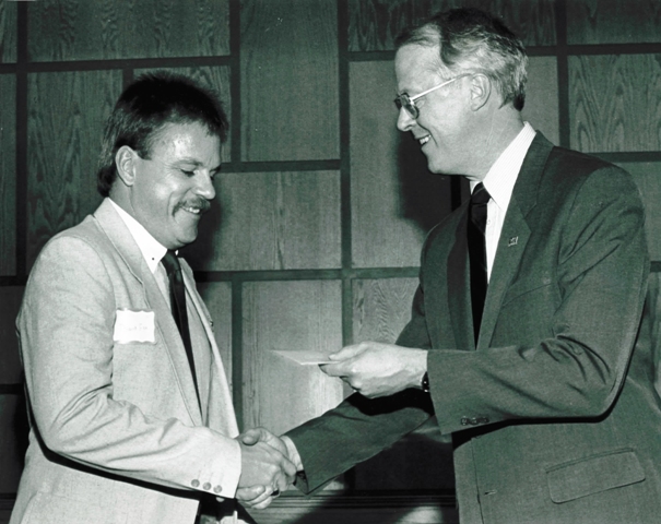 David Fox shakes hands with University of Wyoming President